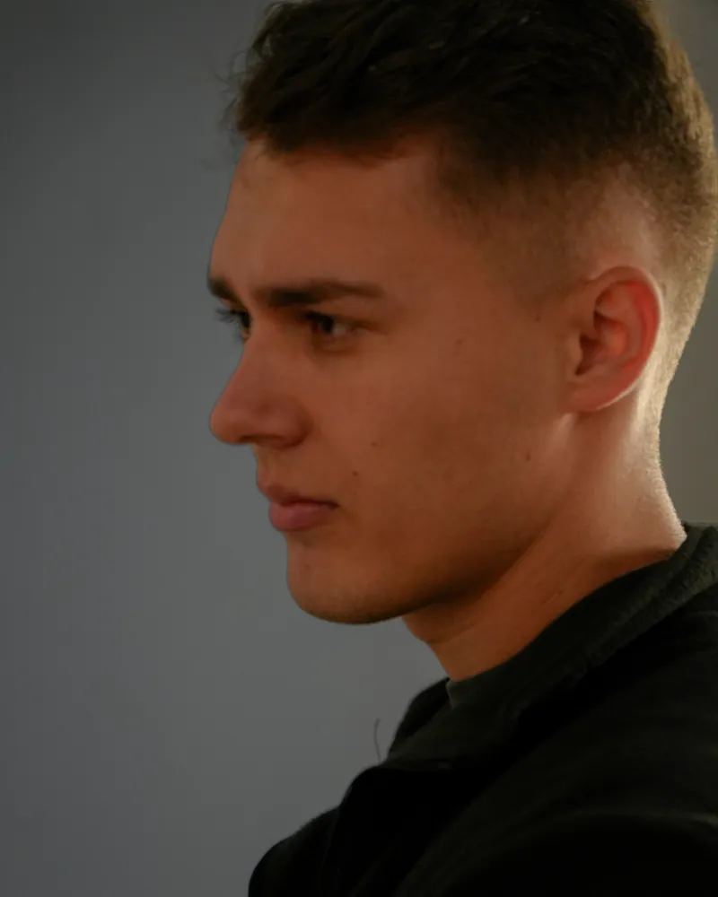 Mattia Boksch, Azubi bei Elektromeister Danzmann, bei der Arbeit