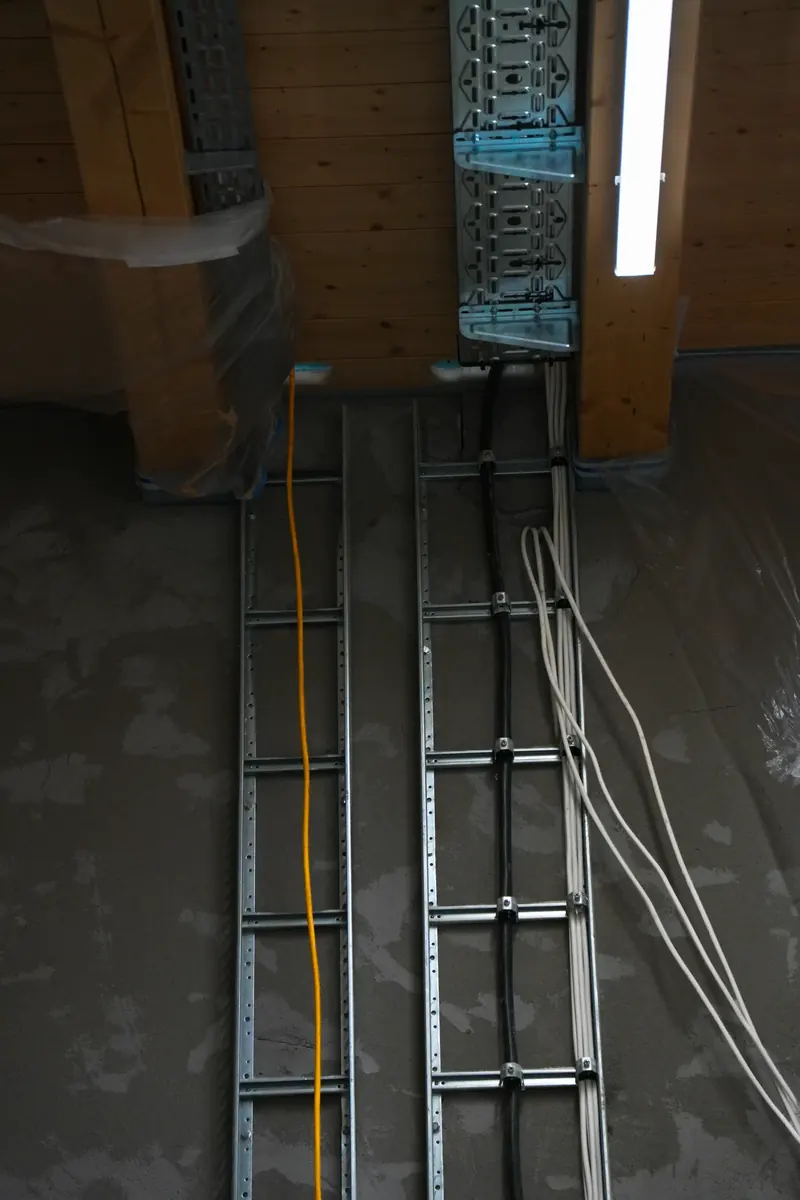 Kabelleitern zwischen Holzbalken im Dachstuhl