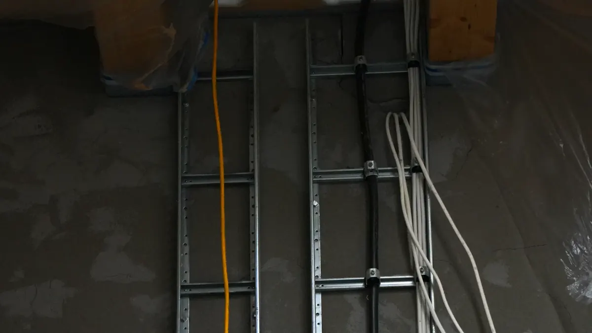 Kabelleitern an den Holzbalken eines Dachstuhls