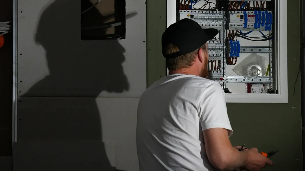 Monteur von Elektromeister Danzmann vor einem verdrahteten Zählerschrank