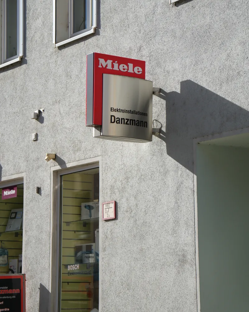 Ladengeschäft von Elektromeister Danzmann in der August-Fritzsche-Straße mit Schild und Schaufenster