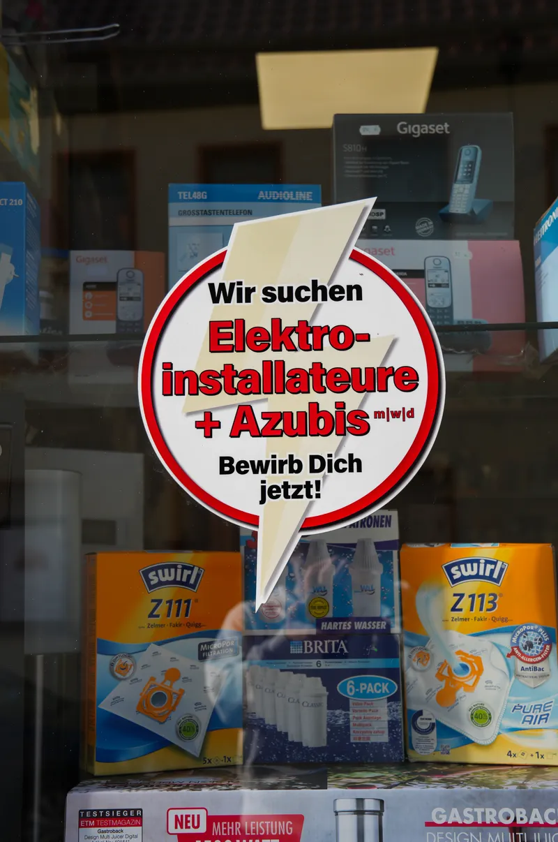 Schaufenster mit Telefonen, Staubsaugerbeuteln und Wasserfiltern