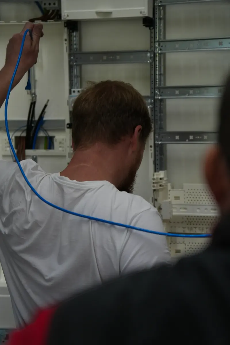 Blaues Kabel wird in einen Schrank geführt